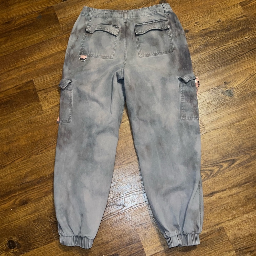 ⭐️Forever 21 Gray Acid Wash Cargo Buckled Cuffed Jogger Pants Size L - Picture 3 of 14